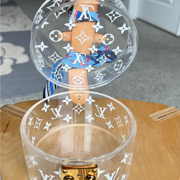 Vintage  Louis Vuitton vanity clear acrylic round box with free LV scarf - Picture 3 of 8